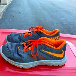 NIKE 653883-006 Kids Boys 11 Youth Gray Orange Training Sneakers Size 6.5Y